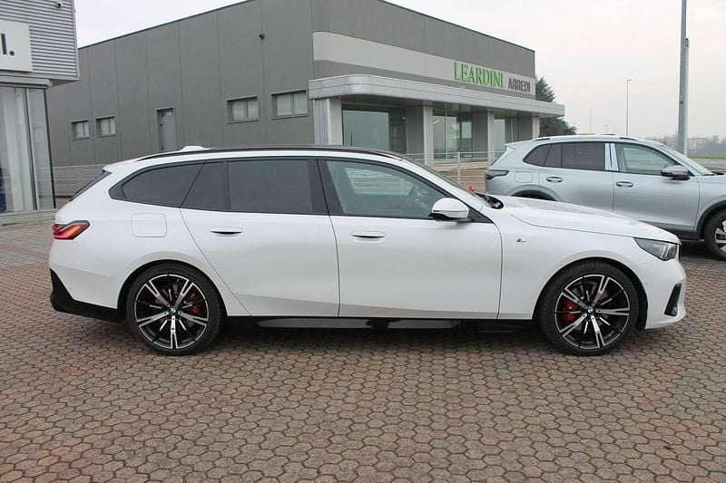 Usata BMW 520 M Sport 197 CV (144 kW) 2024 Mineral white metallizzato Station wagon