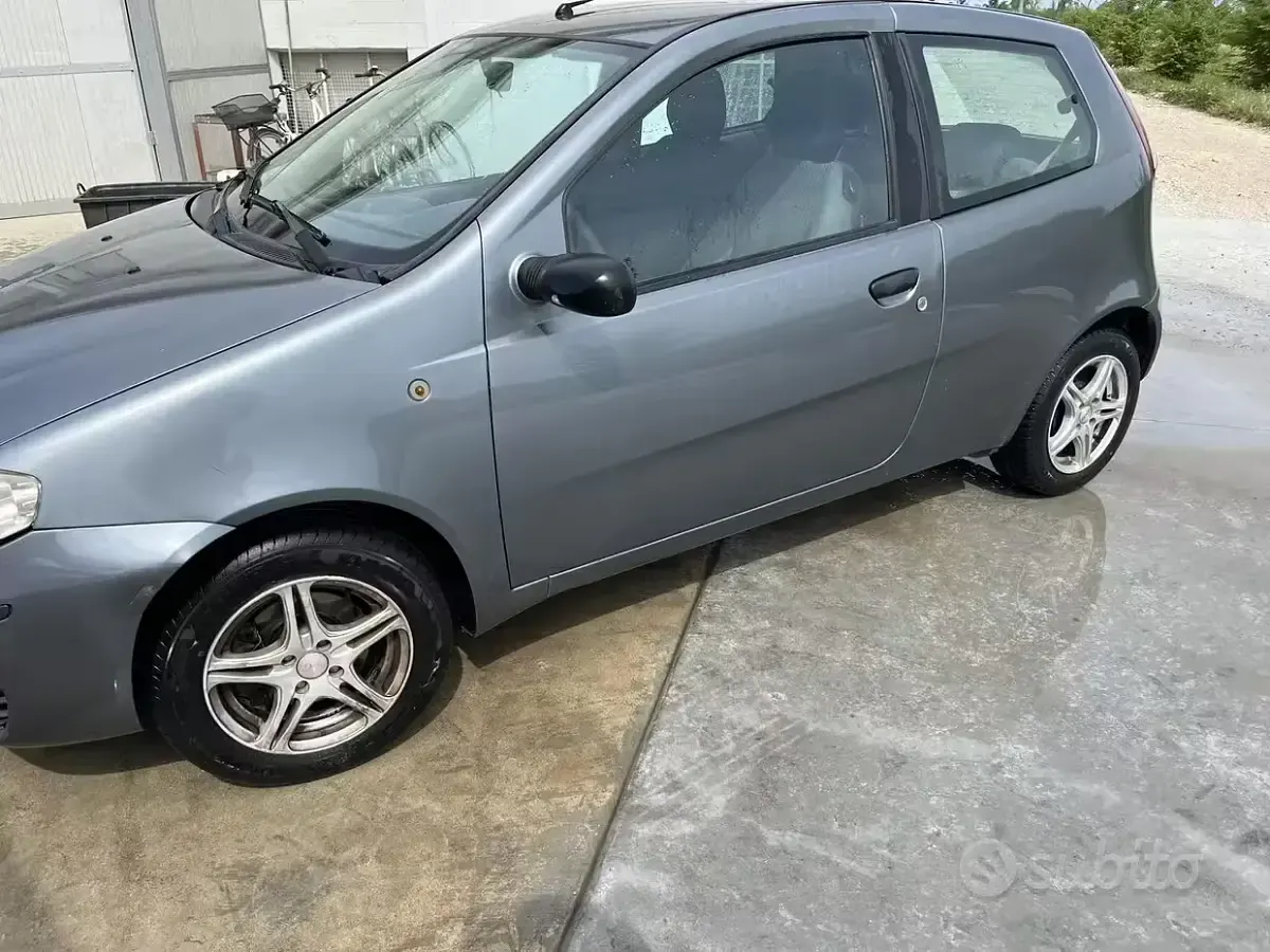 Usata Fiat Punto 95 CV (69 kW) 2004 Grigio Utilitaria
