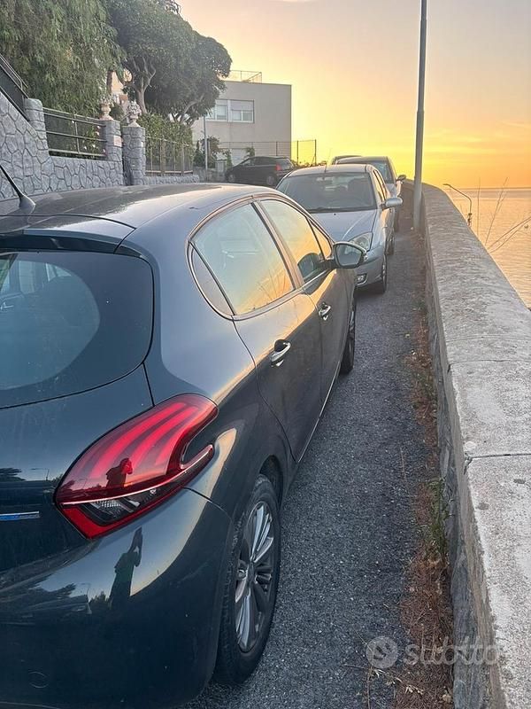 Usata Peugeot 208 68 CV (50 kW) 2016 Blu Utilitaria