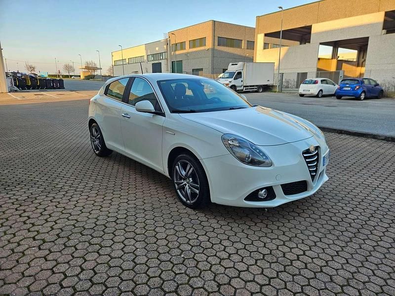 Usata Alfa Romeo Giulietta Business 105 CV (77 kW) 2015 Bianco Utilitaria
