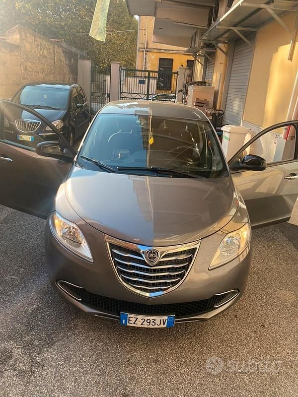 Usata Lancia Ypsilon 69 CV (50 kW) 2015 Grigio Utilitaria