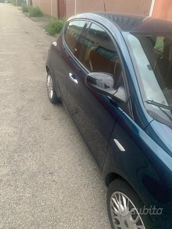 Usata Lancia Ypsilon 60 CV (44 kW) 2017 Blu Utilitaria