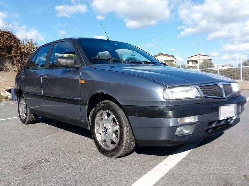 Usata Lancia Delta 74 CV (54 kW) 1993 Grigio Utilitaria