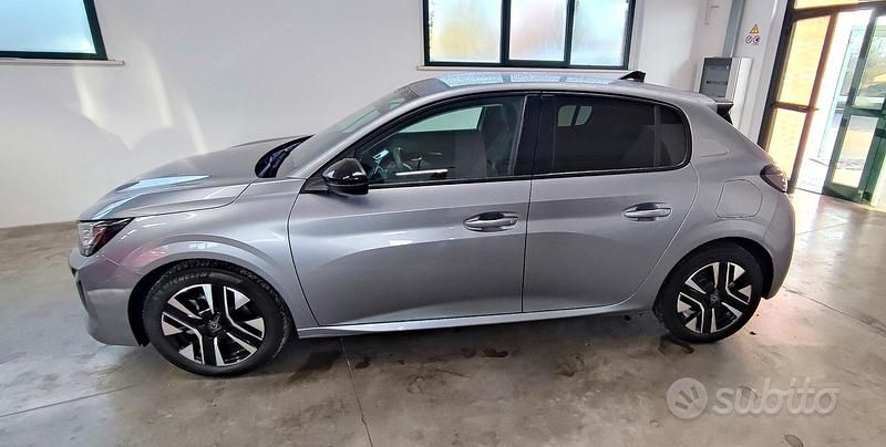 Usata Peugeot 208 Allure 101 CV (74 kW) 2025 Grigio met Utilitaria