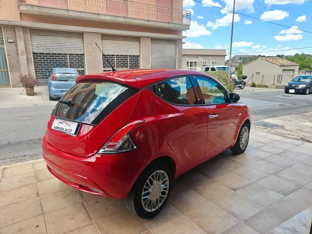 Usata Lancia Ypsilon Platinum 95 CV (69 kW) 2016 Rosso Utilitaria