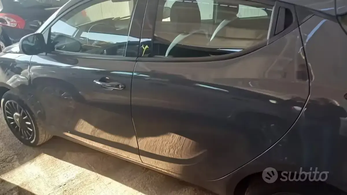 Usata Lancia Ypsilon 69 CV (50 kW) 2015 Grigio Utilitaria