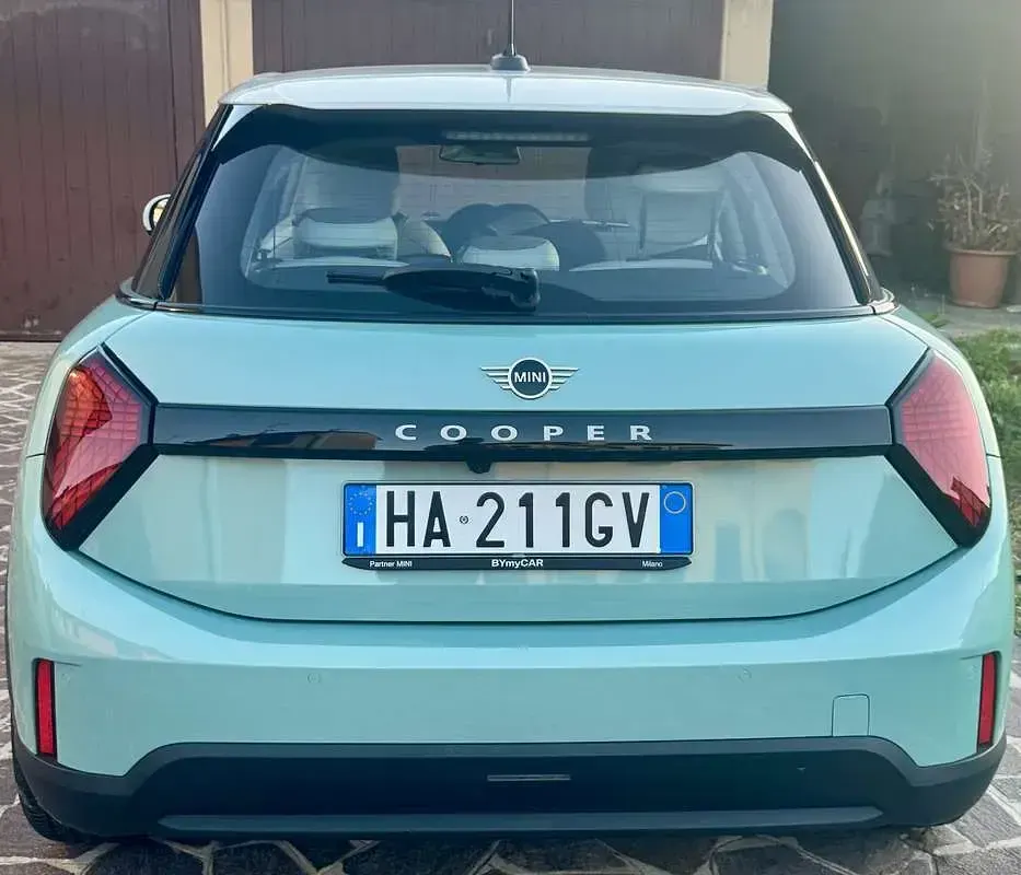 Usata Mini Cooper Favoured 114 kW (156 CV) 2025 Verde Utilitaria