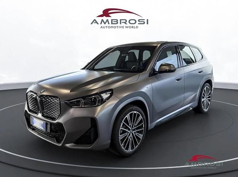 Nuova BMW iX1 M Sport 230 kW (313 CV) 2025 Alpin white pastello SUV