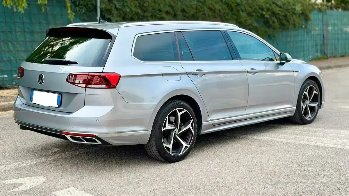Usata VW Passat R-line 122 CV (89 kW) 2022 Grigio Station wagon