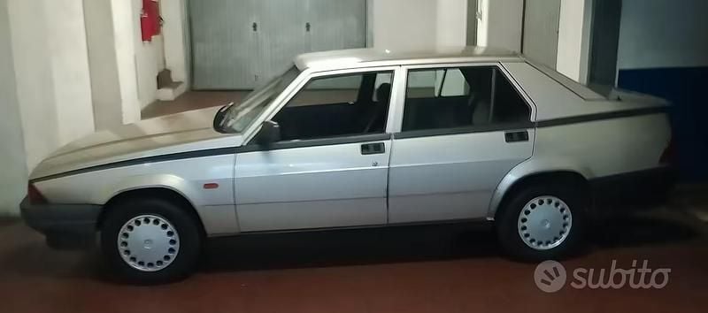 Usata Alfa Romeo 75 110 CV (80 kW) 1989 Argento Berlina