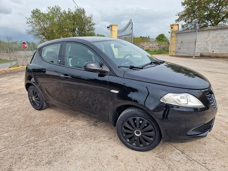 Usata Lancia Ypsilon 69 CV (50 kW) 2015 Nero Utilitaria