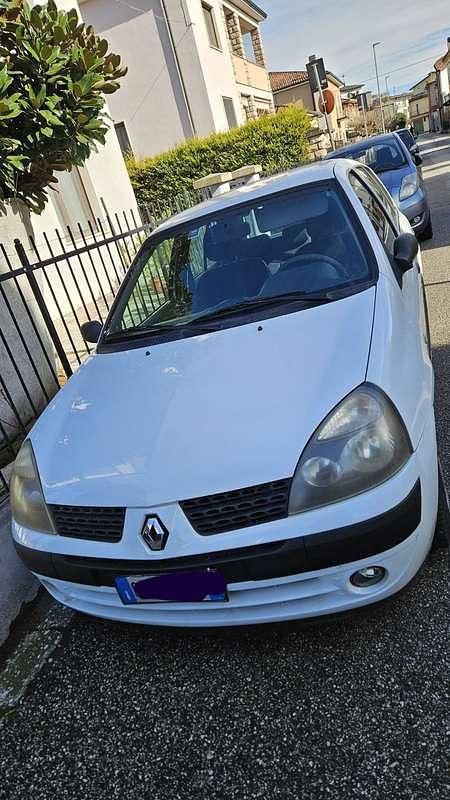 Usata Renault Clio II Authentique 58 CV (42 kW) 2003 Bianco Berlina