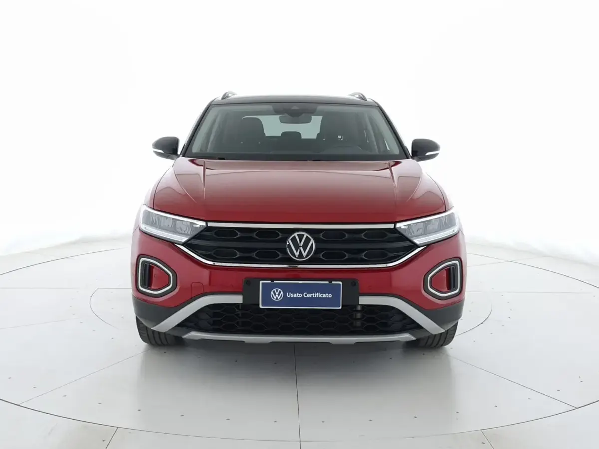 Usata VW T-Roc Life 110 CV (80 kW) 2023 Kings red metallizzato nero SUV