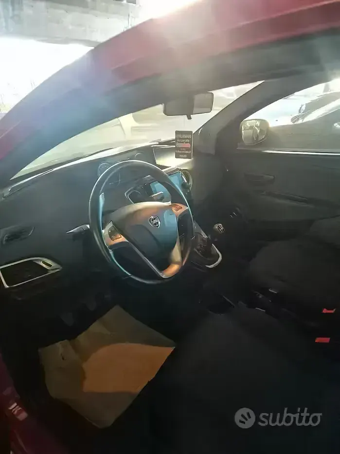 Usata Lancia Ypsilon 69 CV (50 kW) 2022 Rosso Utilitaria