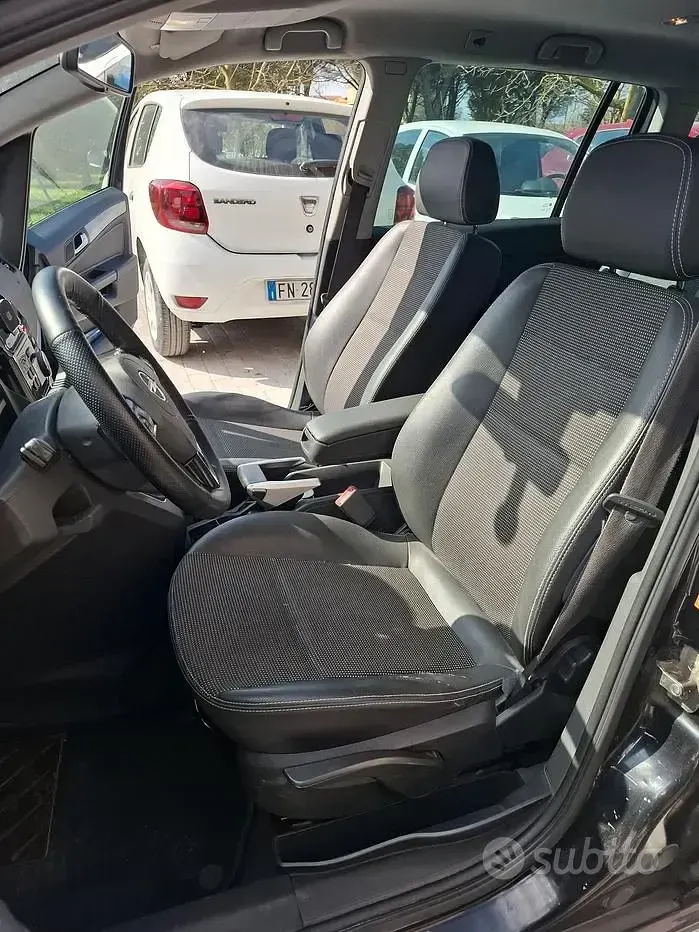 Usata Opel Zafira 125 CV (91 kW) 2011 Nero Monovolume