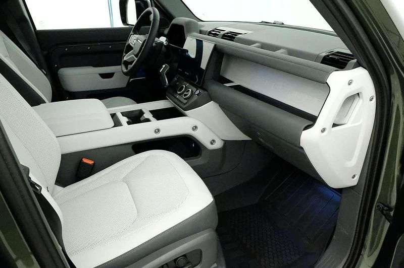 Usata Land Rover Defender SE Dynamic 200 CV (147 kW) 2025 Verde SUV