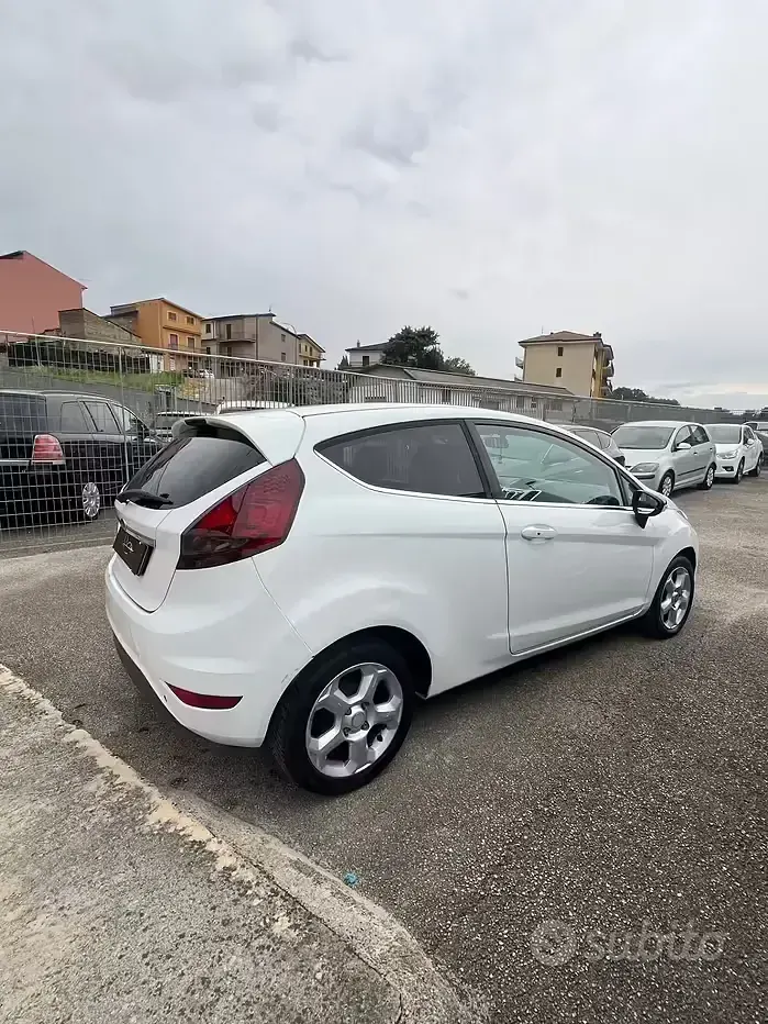 Usata Ford Fiesta Titanium 68 CV (50 kW) 2011 Bianco Berlina