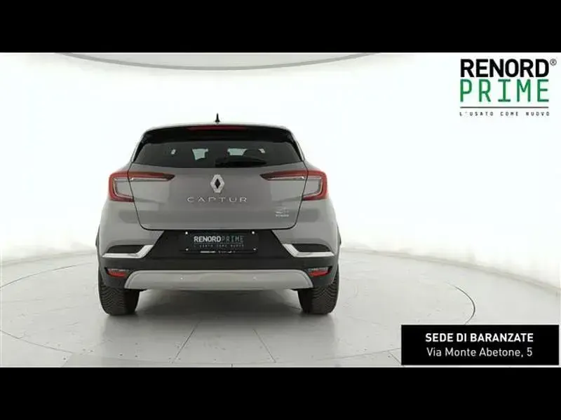 Usata Renault Captur Techno 101 CV (74 kW) 2023 Grigio chiaro SUV