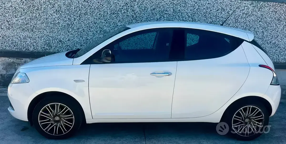 Usata Lancia Ypsilon Gold 69 CV (50 kW) 2019 Bianco Utilitaria
