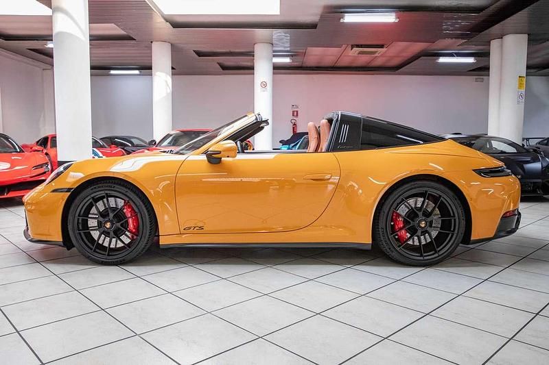 Usata Porsche 911 Chrono 541 CV (397 kW) 2024 Bahama yellow Cabrio