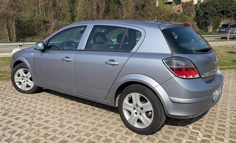 Usata Opel Astra Enjoy 90 CV (66 kW) 2010 Argento Berlina