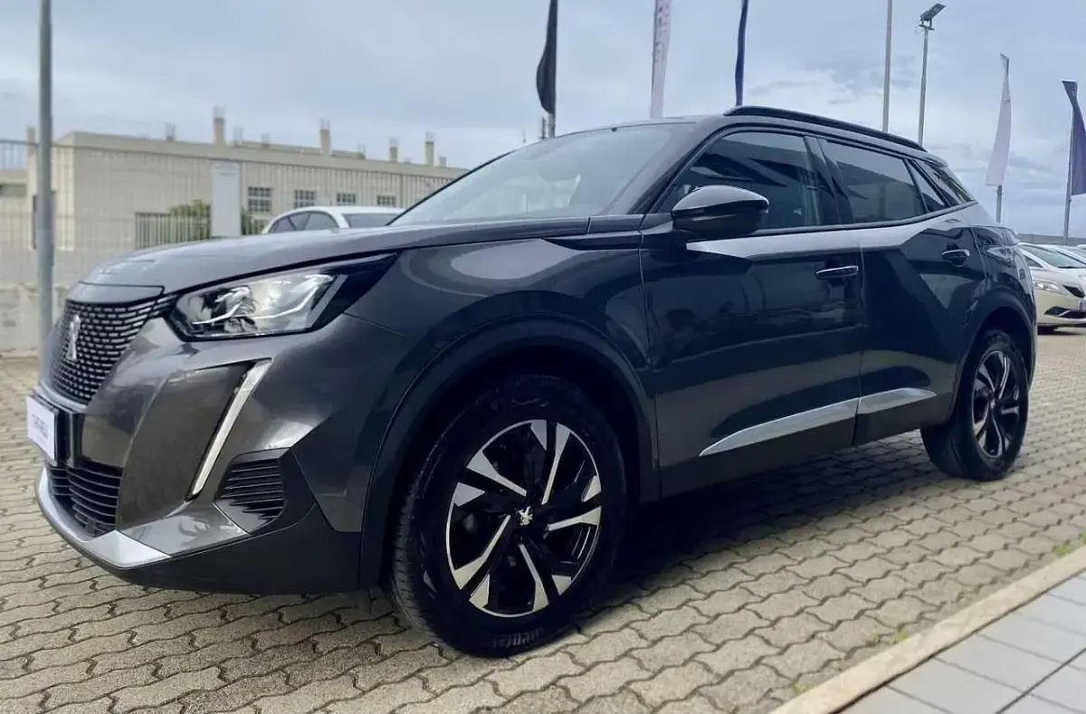 Usata Peugeot 2008 Allure 101 CV (74 kW) 2022 Grigio SUV