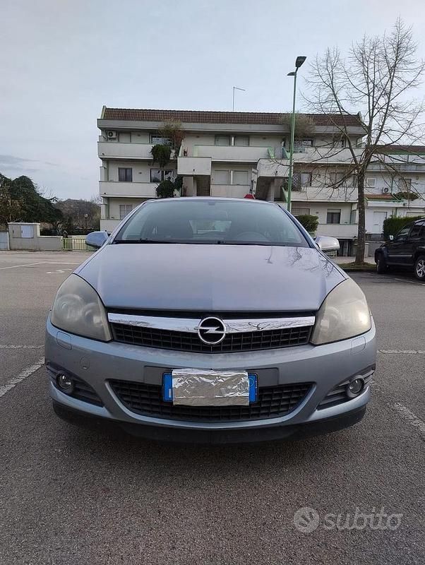 Usata Opel Astra GTC 95 CV (69 kW) 2007 Grigio Monovolume