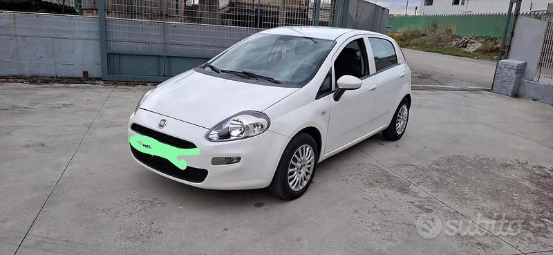 Bianco Usata 2016 Fiat Punto Lounge Tre volumi | 3799 € (Super prezzo) - Immagine 1/4