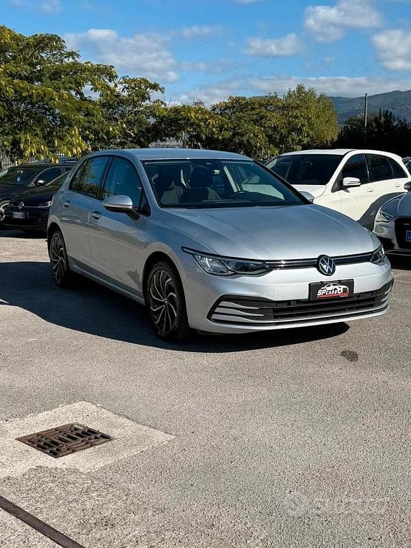 Grigio Usata 2021 VW Golf VIII Tre volumi | 20.000 € (Buon prezzo) - Immagine 1/4