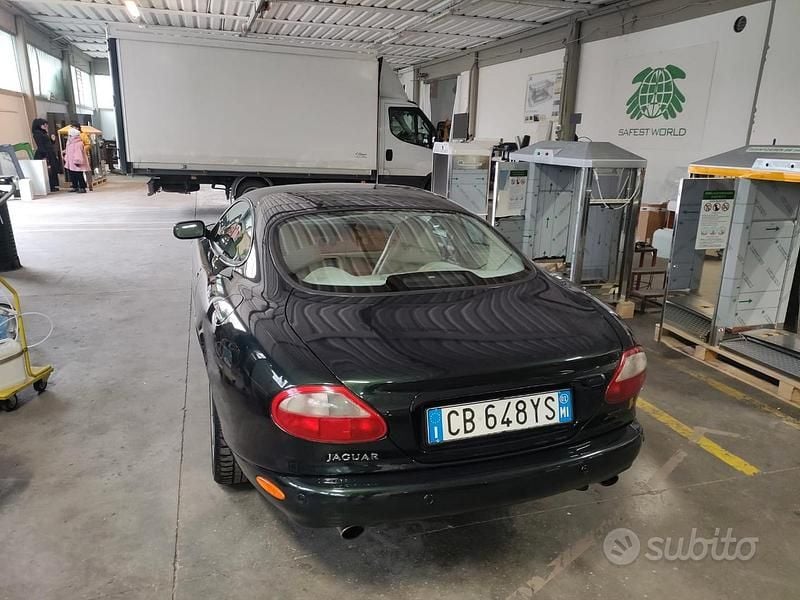 Usata Jaguar XK8 284 CV (208 kW) 1999 Verde Berlina