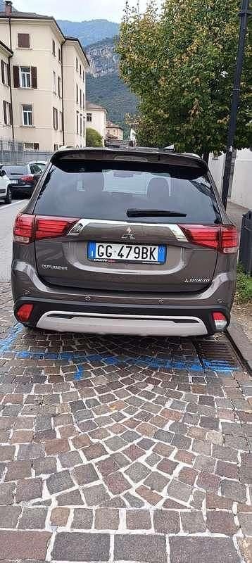 Usata Mitsubishi Outlander Instyle 150 CV (110 kW) 2021 Marrone SUV