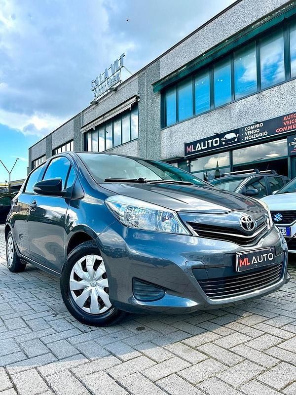 Usata Toyota Yaris Lounge 69 CV (50 kW) 2012 Grigio Utilitaria