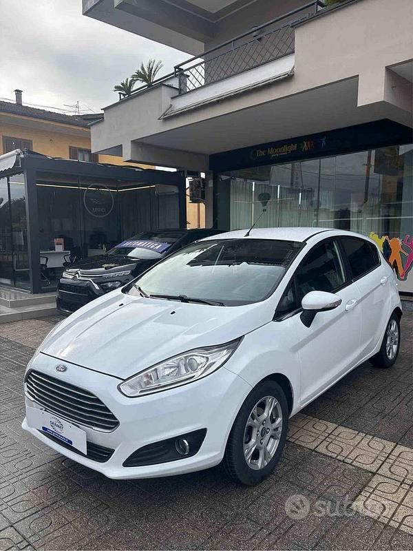 Usata Ford Fiesta 76 CV (55 kW) 2016 Bianco Berlina