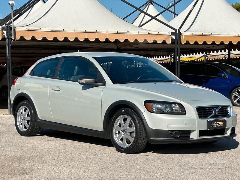 Usata Volvo C30 Momentum 101 CV (74 kW) 2008 Bianco Utilitaria