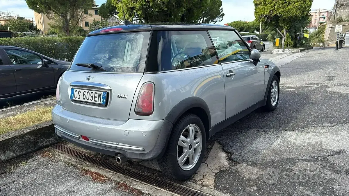 Begagnad Mini ONE 90 HK (66 kW) 2004 Grå Halvkombi