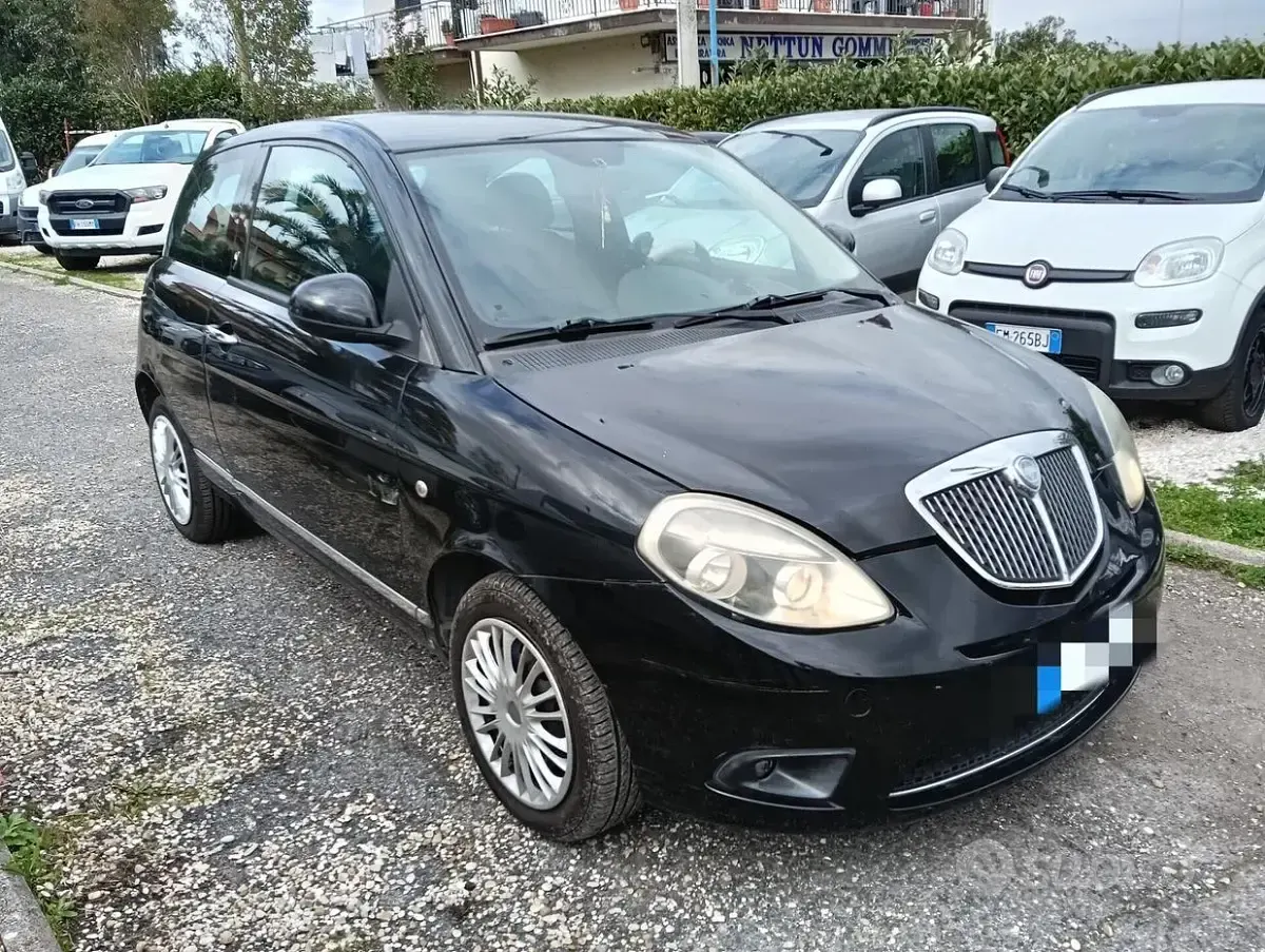 Usado Lancia Ypsilon 75 HP (55 kW) 2011 Preto Citadino