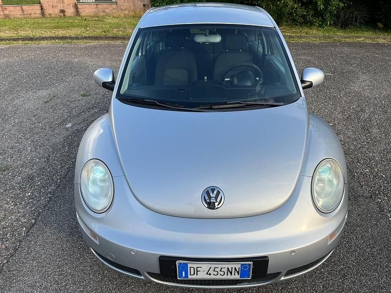 Usata VW New Beetle 104 CV (76 kW) 2007 Argento Utilitaria