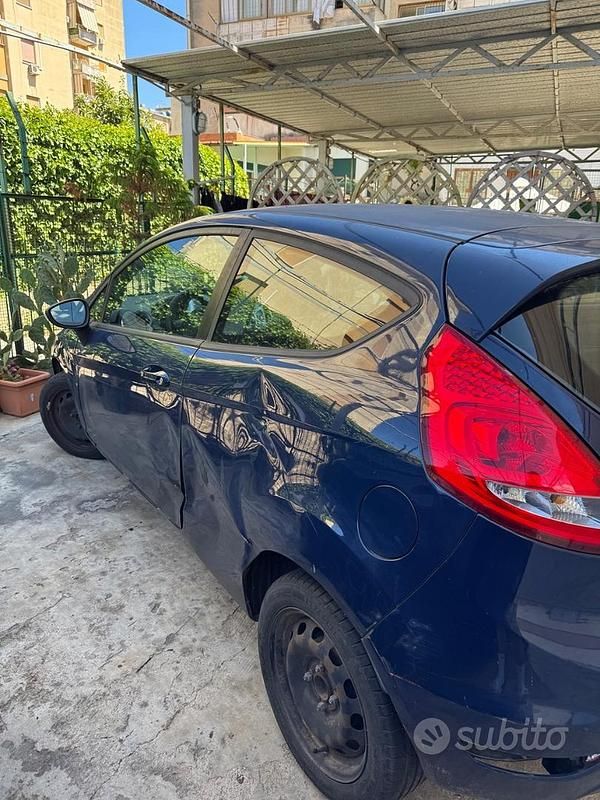 Usata Ford Fiesta 96 CV (70 kW) 2010 Blu Utilitaria