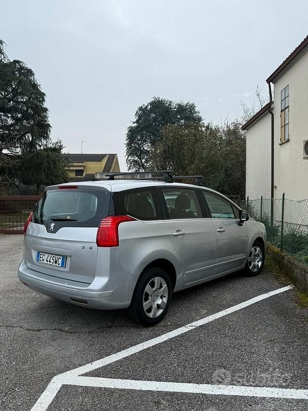 Usata Peugeot 5008 112 CV (82 kW) 2011 Grigio Monovolume