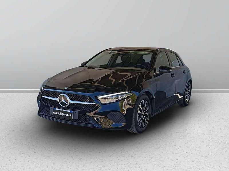 Nero Usata 2023 Mercedes A180 Advanced Tre volumi | 28.900 € (Buon prezzo) - Immagine 1/4