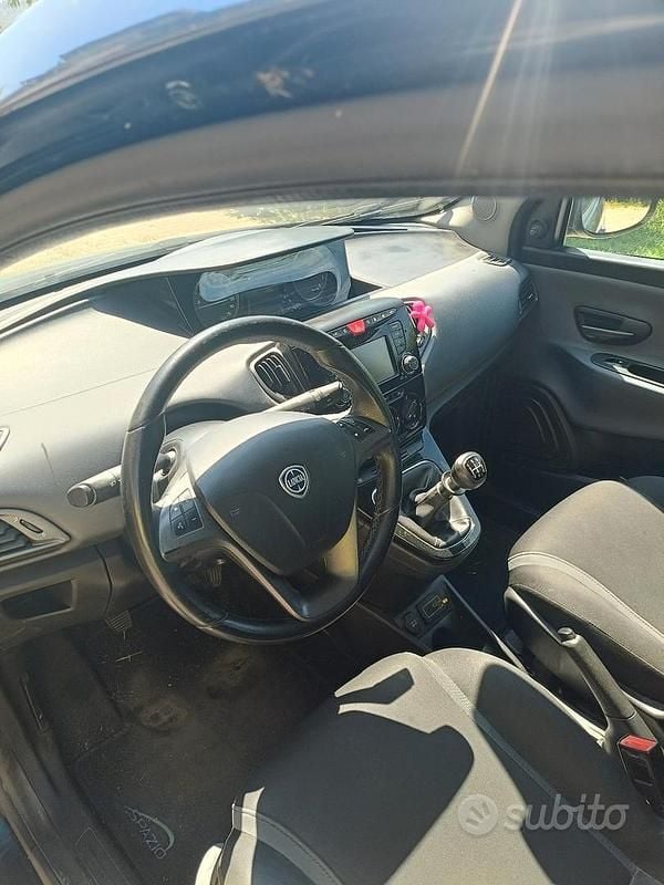Usata Lancia Ypsilon 69 CV (50 kW) 2016 Blu Utilitaria