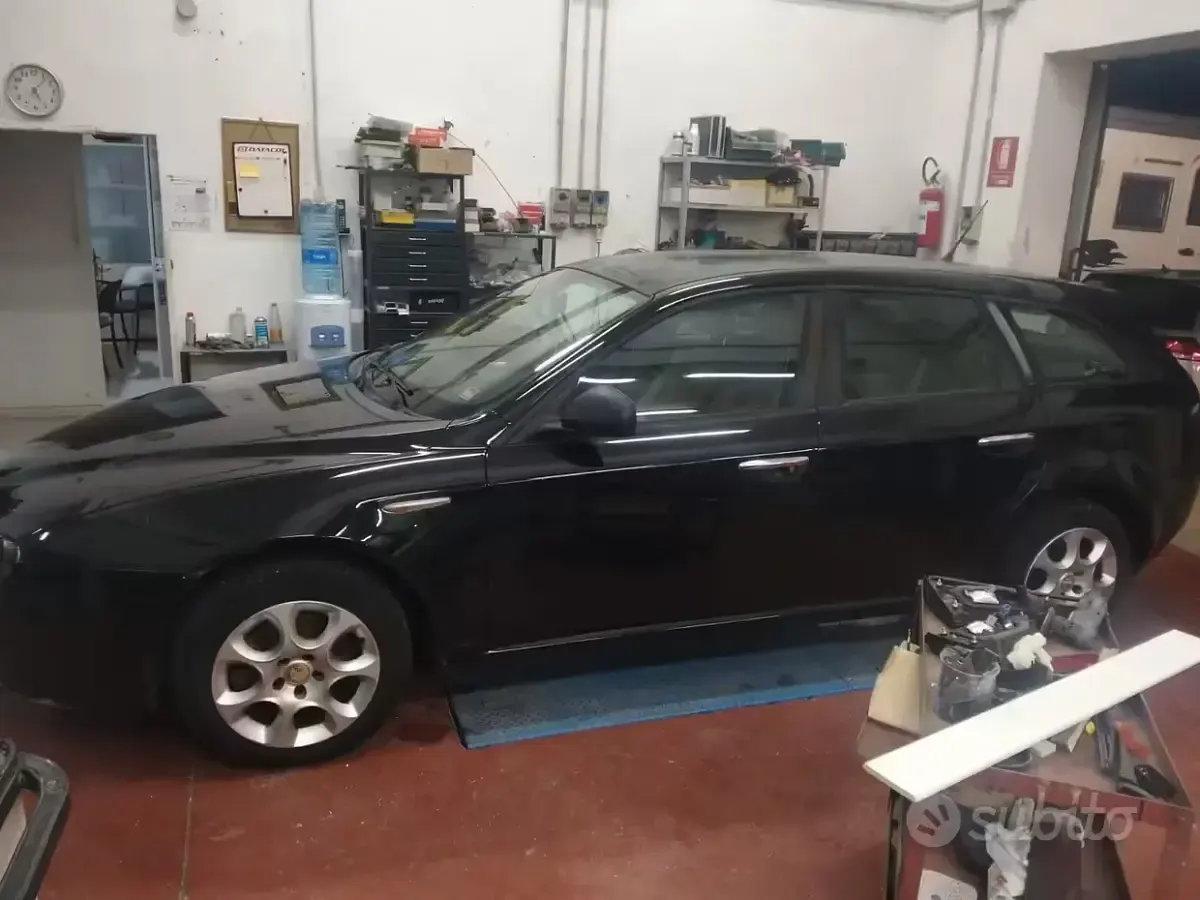 Second-hand Alfa Romeo 159 120 CP (88 kW) 2006 Negru Break