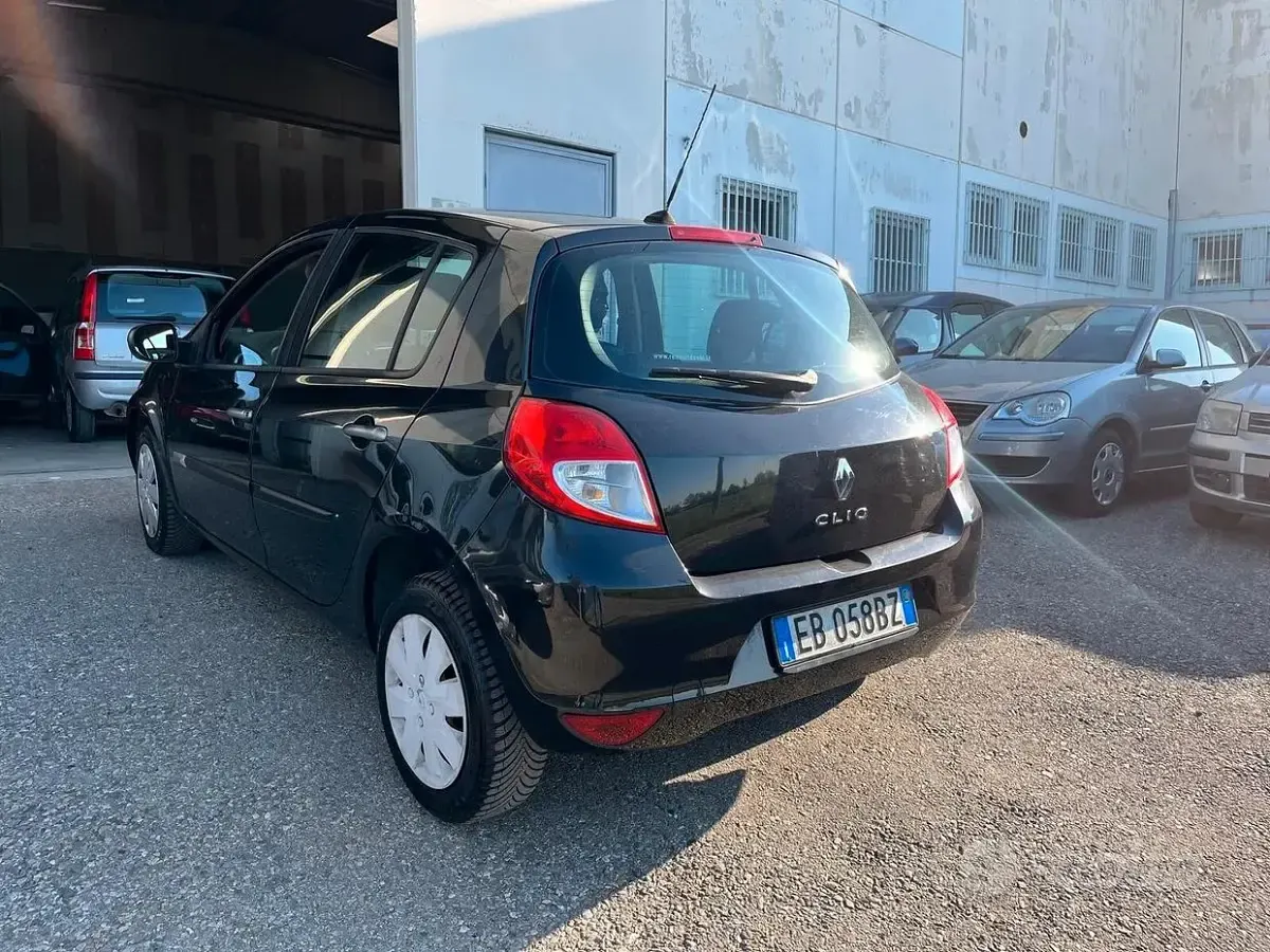Usata Renault Clio Dynamique 75 CV (55 kW) 2010 Nero Utilitaria