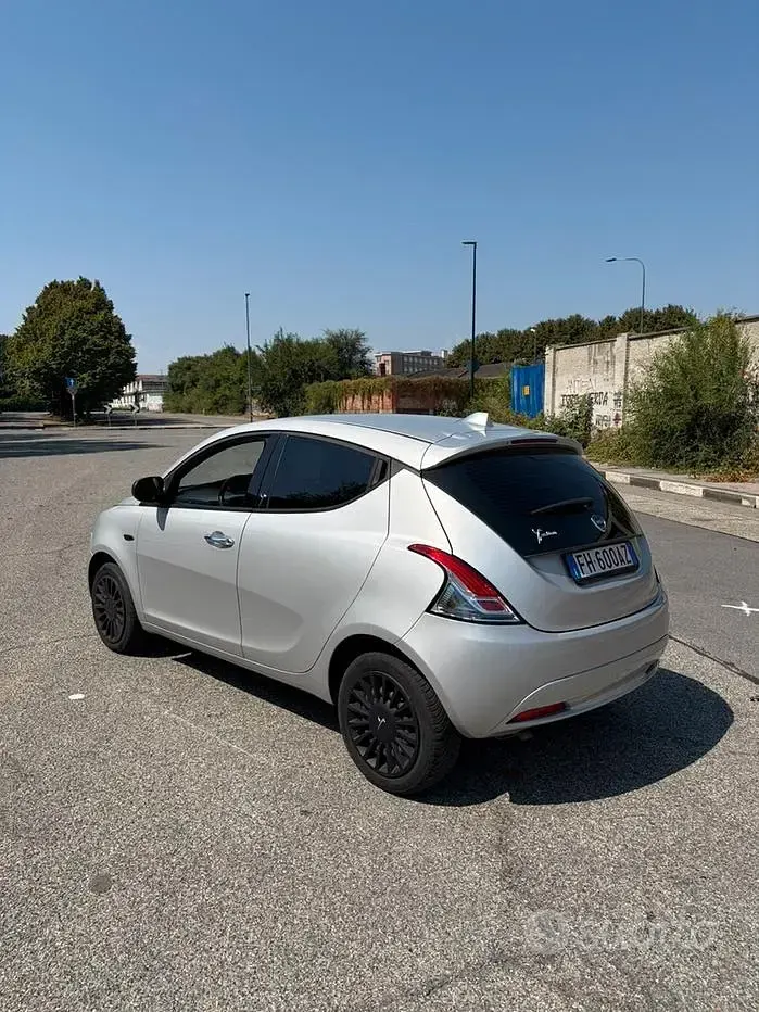 Usata Lancia Ypsilon 95 CV (69 kW) 2017 Grigio Utilitaria
