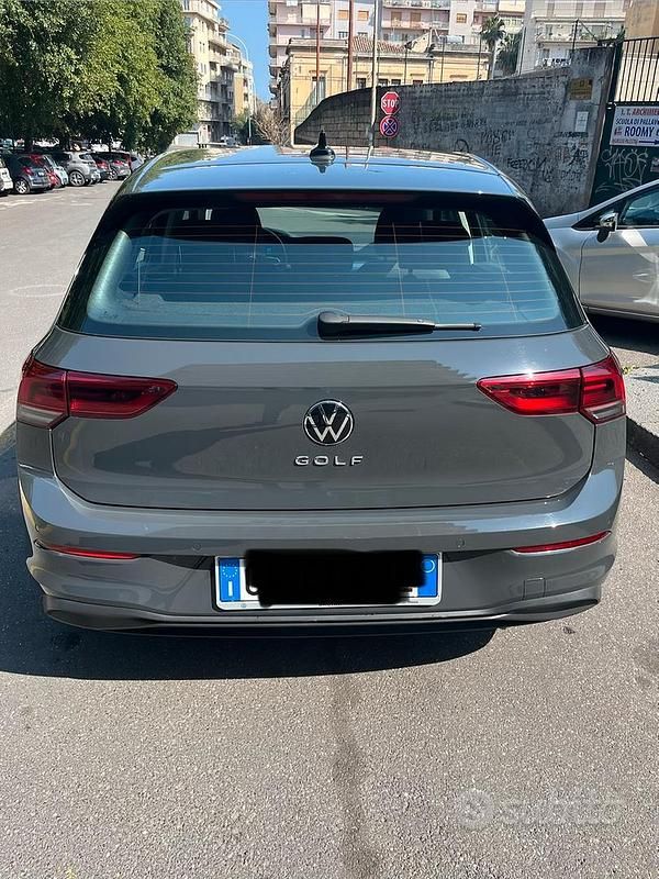 Usata VW Golf VIII Life 131 CV (96 kW) 2023 Grigio Berlina