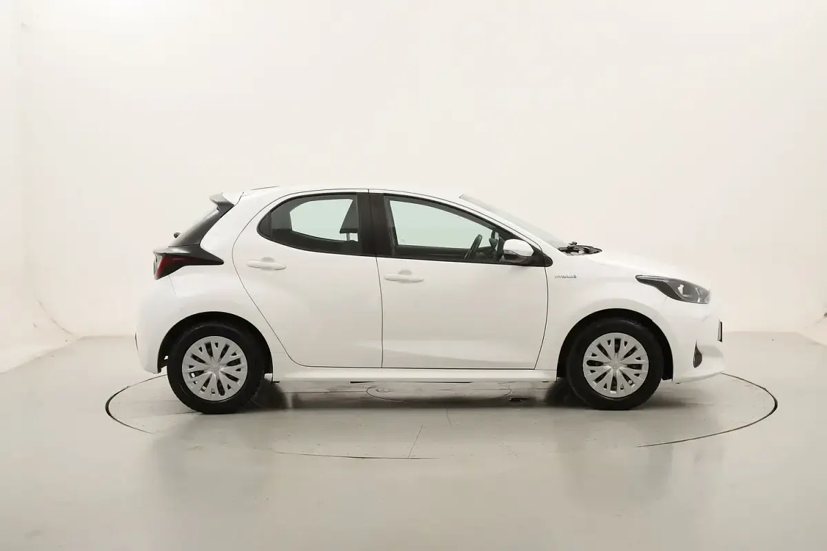 Usata Toyota Yaris Hybrid Business Edition 101 CV (74 kW) 2021 Biancobianco Utilitaria