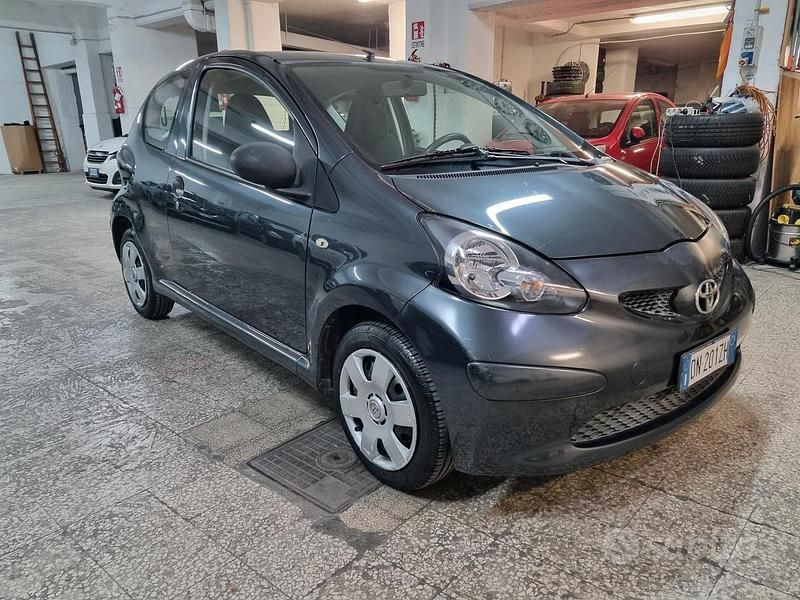 Usata Toyota Aygo Sol 68 CV (50 kW) 2008 Grigio Utilitaria