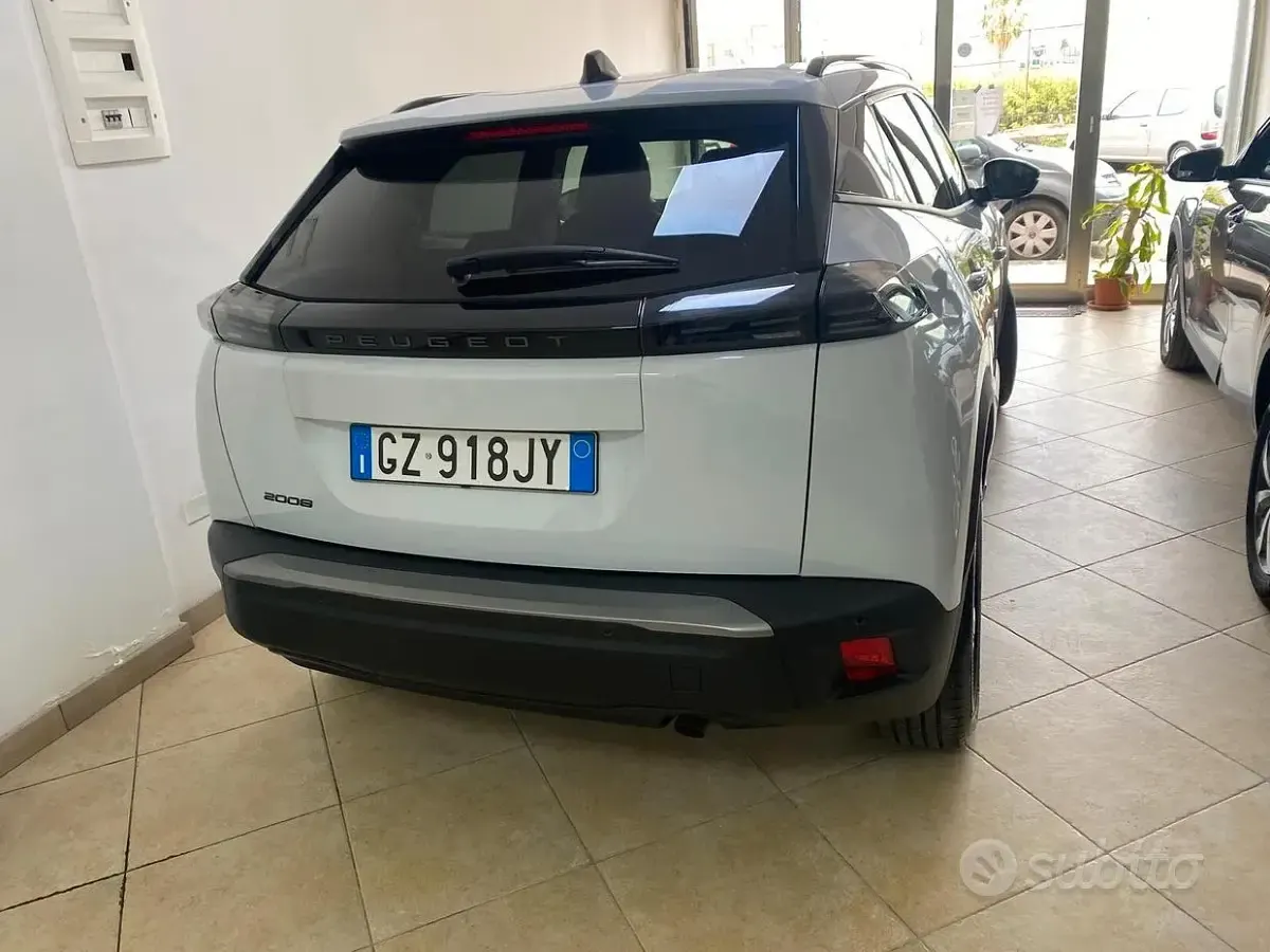 Usata Peugeot 2008 Allure 101 CV (74 kW) 2025 Bianco SUV