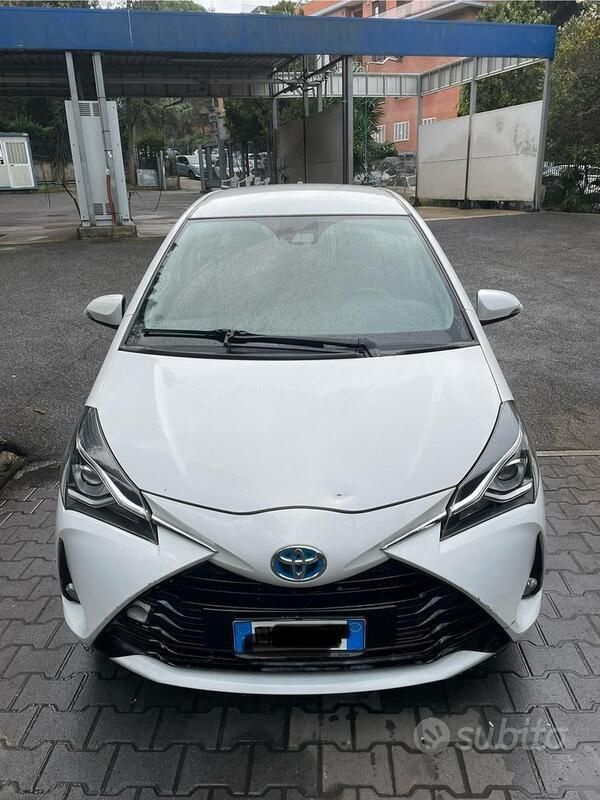 Bianco Usata 2017 Toyota Yaris Active Tre volumi | 14.500 € - Immagine 1/4