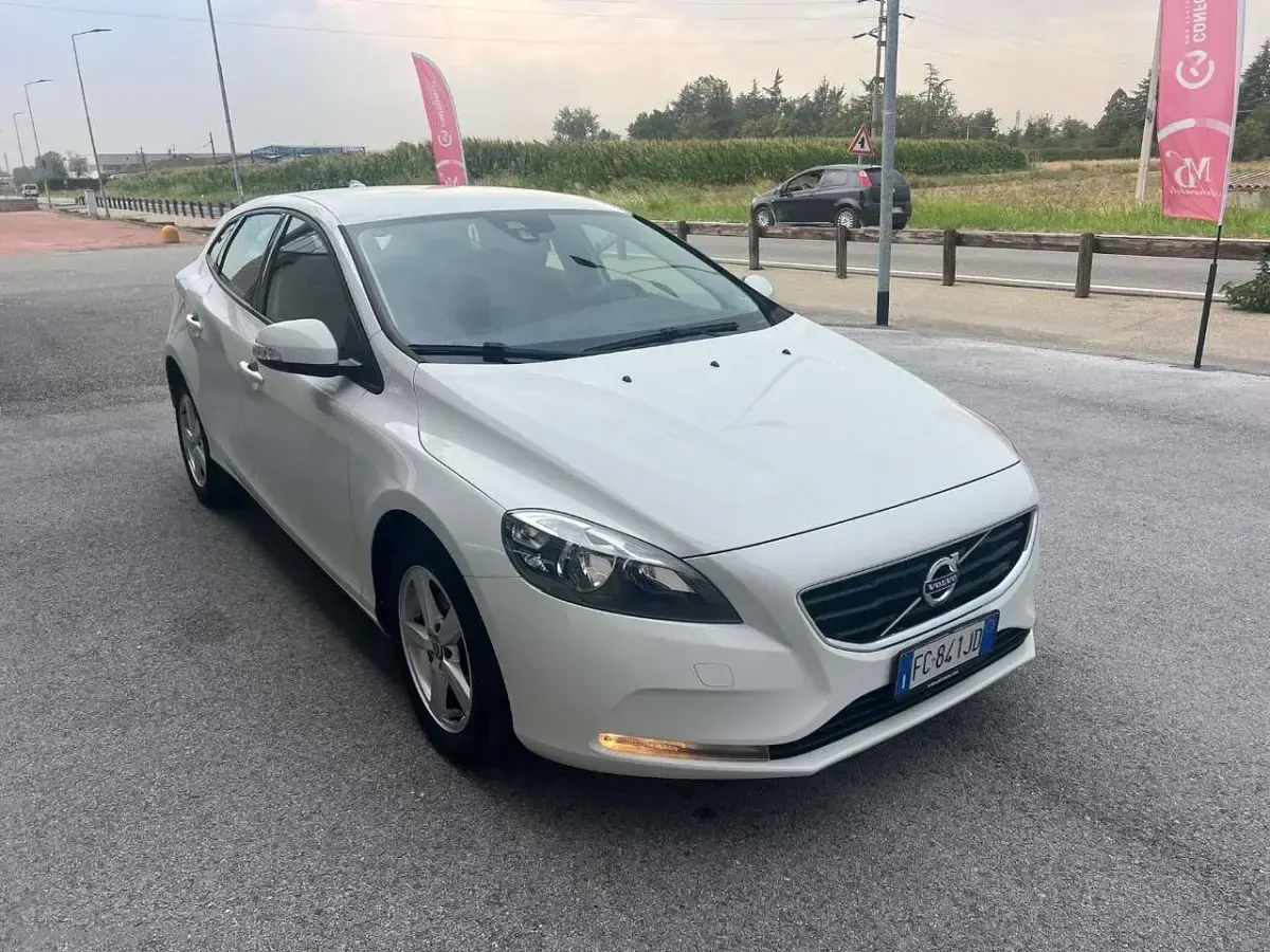 Usata Volvo V40 Momentum 120 CV (88 kW) 2016 Bianco Berlina